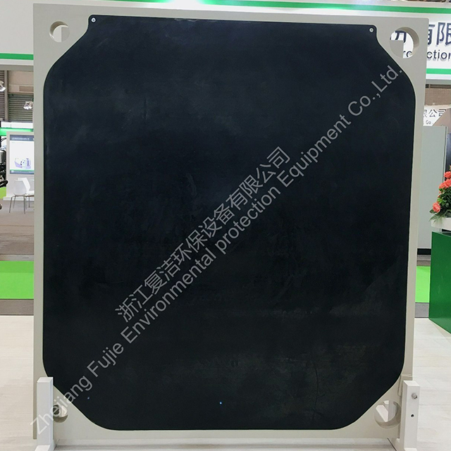 Plaque à membrane spéciale pour la filtration de la purée