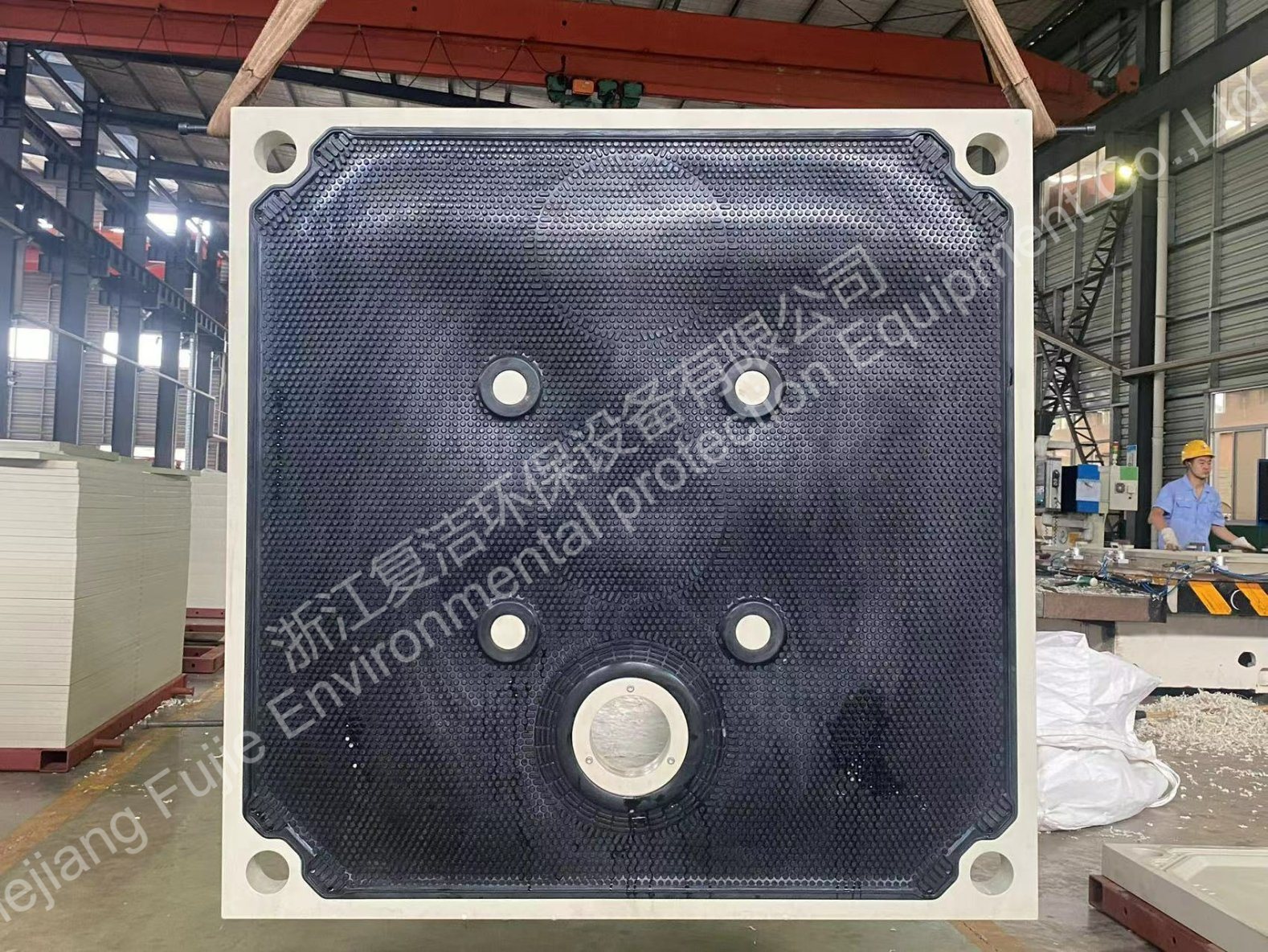 Plaque à membrane en caoutchouc à alimentation centrale inférieure 