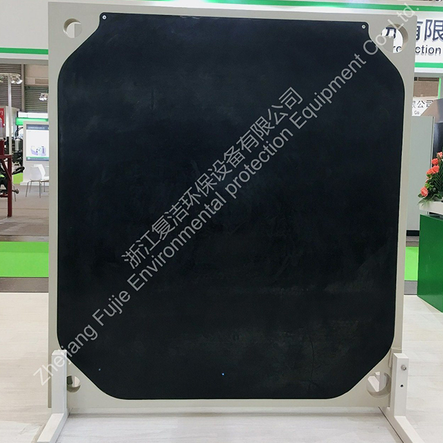 Plaque à membrane spéciale pour la filtration de la purée