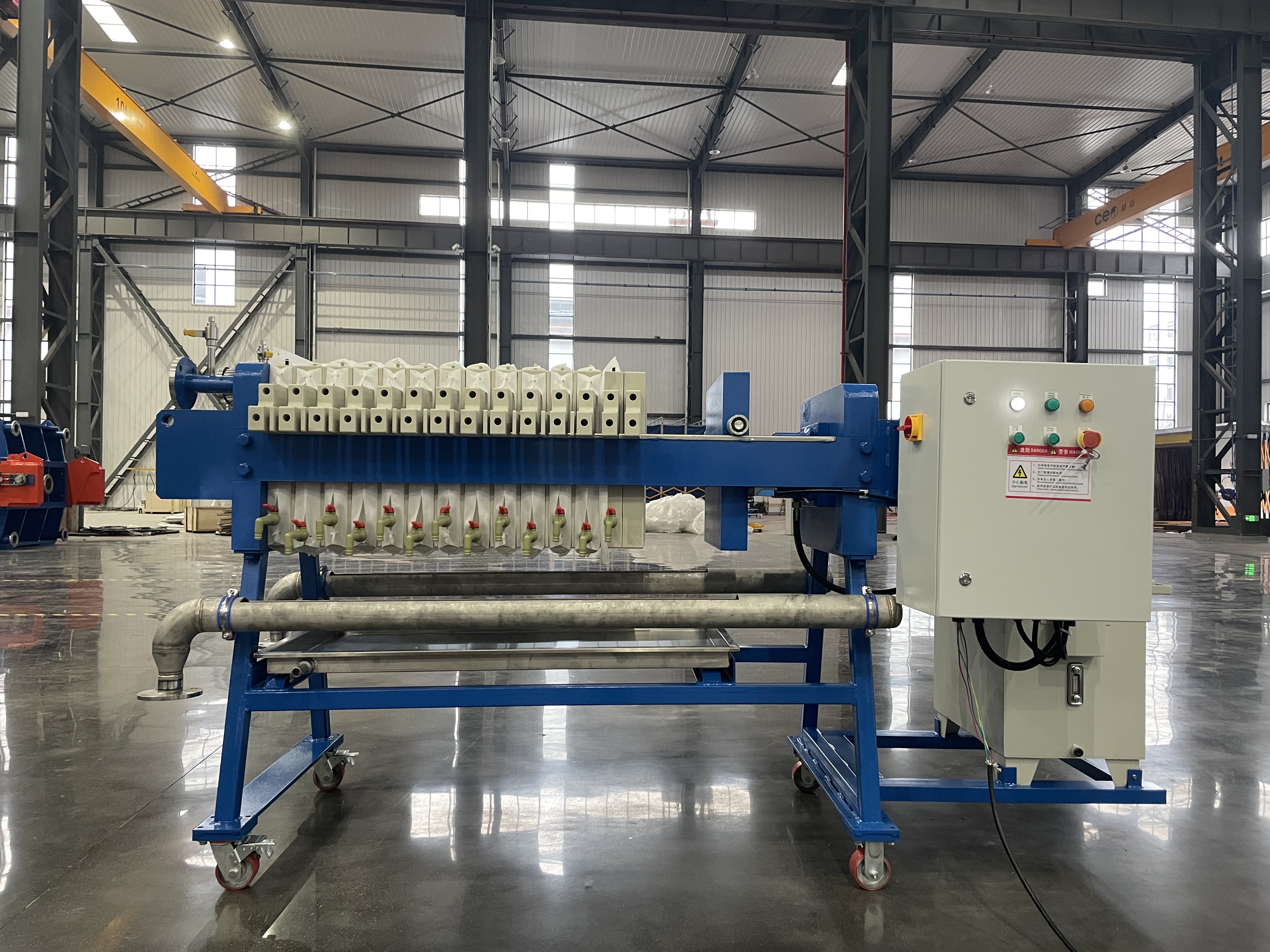 Machine industrielle de filtre &agrave; pression s&eacute;parant le solide du liquide